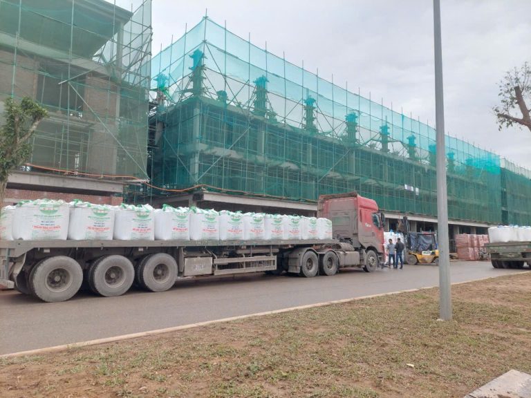 Xe tải chở vật liệu vào công trình